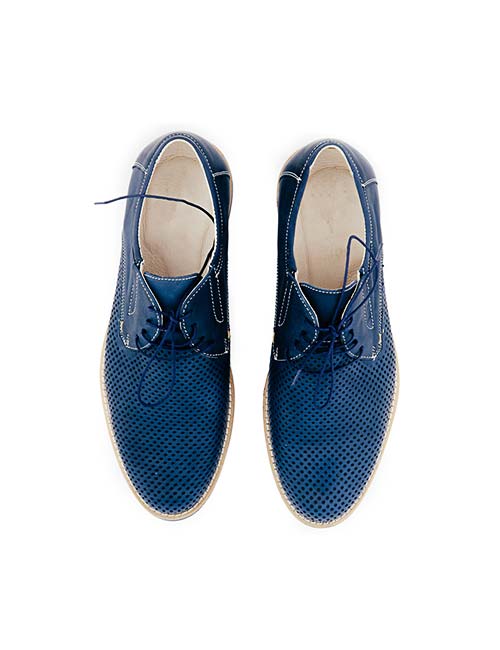 کفش با طراحی آبی رنگ